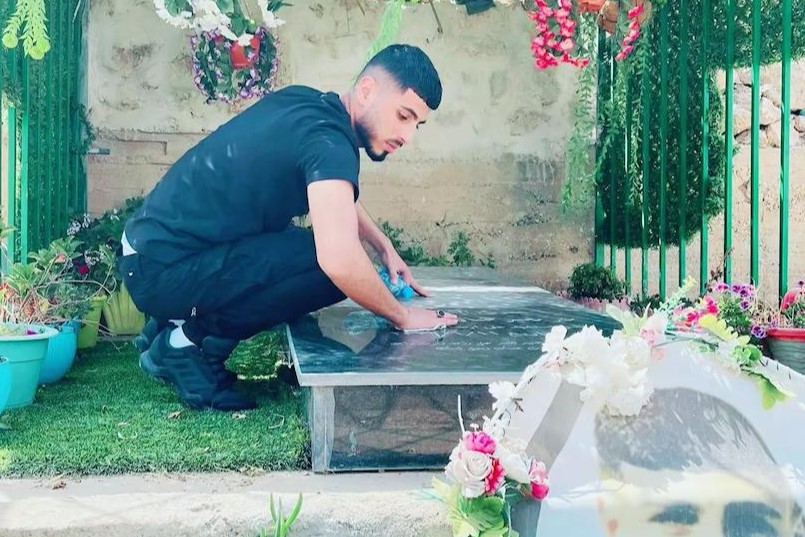 صورة للشهيد وديع سمامرة بالقرب من قبر شقيقه سند الذي ارتقى في كانون الثاني 2023 